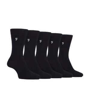 Farah 5 Pack Calcetines Bambú Bright para Hombre: ¿Quién no quiere sentirse como si caminara sobre las nubes? Pues con estos calcetines Farah Bamboo, ¡ahora puedes! El paquete de 5 calcetines para hombre están hechos de bambú, lo que significa que se sienten suaves en los pies para que la experiencia de lujo. Los calcetines de bambú también ayudan a regular la temperatura, por lo que estos calcetines le ayudarán a sentirse caliente en invierno y fresco en verano. Si sus pies sufren de problemas de circulación, estos calcetines de agarre suave le ayudarán a mejorar la circulación regular. Estos calcetines están disponibles en diferentes diseños de rayas y colores lisos. Este paquete incluye 5 pares, ¡un par para cada día de la semana laboral! Están disponibles en las tallas 6-11 del Reino Unido y están fabricados con un 69% de viscosa de bambú, un 28% de poliéster, un 2% de elastodieno y un 1% de elastano. Lavables a mano. Detalles adicionales del producto: Calcetines de Bambú para Hombre Agarre Suave Patrones de Rayas y Colores Calcetines Brillantes Mejoran la Circulación Regular Costuras de los Dedos Hechas a Mano 5 Pares Material Bambú