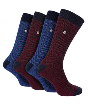 Jeep Herren 4er-Pack Baumwoll-Socken: Lernen Sie die Jeep Spirit Baumwoll-Socken kennen, die mit Komfort und Stil im Hinterkopf entworfen wurden. Dieses 4er-Pack enthält eine Mischung aus hochwertigen Materialien – 50% Polyester, 41% Baumwolle, 8% Viskose und 1% Elasthan, die für ein weiches und baumwollreiches Gefühl sorgen. Das mittelschwere Strickmaterial ist perfekt für den Alltagsgebrauch und lässt sich hervorragend mit Jeans und schwerem Schuhwerk kombinieren. Diese Socken sind mit Ihrem Komfort im Sinn entworfen und verfügen über standardisierte Zehennaht und Bündchen, die einen sicheren Sitz und ganztägigen Tragekomfort gewährleisten. Das gerippte Muster an den Beinen und dem Schaft verleiht Ihrem Outfit eine Prise Raffinesse, während die glatte Sohle für ein angenehmes Geherlebnis sorgt. Bleiben Sie frisch und angenehm warm mit dem von Natur aus atmungsaktiven Baumwollanteil von 85%, der diese Socken ideal für den täglichen Gebrauch macht. Seien Sie unbesorgt, der Jeep-Markenname ist geschmackvoll direkt unter den elastischen Bündchen eingestickt, was Qualität und Stil symbolisiert. Ergänzen Sie Ihre Sockenschublade mit den Jeep Spirit Baumwoll-Socken - der perfekten Kombination aus Funktionalität und Mode. Treten Sie in den Komfort ein und genießen Sie ein neues Niveau an Zufriedenheit mit Ihren Socken. Zusätzliche Produktdetails: Weiche und baumwollreiche Mischung (50% Polyester, 41% Baumwolle) für überlegenen Komfort Vielseitiger mittelschwerer Strick, perfekt für die Freizeit mit Jeans und schwerem Schuhwerk 4er-Pack bietet hervorragendes Preis-Leistungs-Verhältnis Standardisierte Zehennaht und Bündchen sorgen für einen sicheren und bequemen Sitz Natürlich atmungsaktiv (85% Baumwolle), um die Füße frisch zu halten Tiefes, breites Rippenmuster an Beinen und Schaft für einen stylischen Look Glatte Sohle für zusätzlichen Komfort unter dem Fuß Eingewebter Jeep-Markenname zeigt Qualität und Selbstvertrauen.