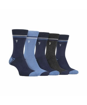 Farah 5 Pack Calcetines Bambú Bright para Hombre: ¿Quién no quiere sentirse como si caminara sobre las nubes? Pues con estos calcetines Farah Bamboo, ¡ahora puedes! El paquete de 5 calcetines para hombre están hechos de bambú, lo que significa que se sienten suaves en los pies para que la experiencia de lujo. Los calcetines de bambú también ayudan a regular la temperatura, por lo que estos calcetines le ayudarán a sentirse caliente en invierno y fresco en verano. Si sus pies sufren de problemas de circulación, estos calcetines de agarre suave le ayudarán a mejorar la circulación regular. Estos calcetines están disponibles en diferentes diseños de rayas y colores lisos. Este paquete incluye 5 pares, ¡un par para cada día de la semana laboral! Están disponibles en las tallas 6-11 del Reino Unido y están fabricados con un 69% de viscosa de bambú, un 28% de poliéster, un 2% de elastodieno y un 1% de elastano. Lavables a mano. Detalles adicionales del producto: Calcetines de Bambú para Hombre Agarre Suave Patrones de Rayas y Colores Calcetines Brillantes Mejoran la Circulación Regular Costuras de los Dedos Hechas a Mano 5 Pares Material Bambú