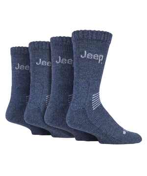 Jeep Herren 4er Pack Thermowollsocken: Wir präsentieren unsere thermo Jeep Wollmix-Socken für Herren, die aus einer perfekten Mischung von 45% Polyester, 37% Akryl, 15% Wolle, 2% Elastodien und 1% Elasthan gefertigt sind. Entworfen für ultimativen Komfort bei kühlerem Wetter, kommen diese Socken in einem praktischen 4er Pack. Erleben Sie die gemütliche Wärme unserer mittelschweren, dick gestrickten Socken mit natürlicher Wollisolierung. Die Crew-Länge und die weichen Zehnährte sorgen für eine snug Passform, während die halb-gepolsterte Fußsohle hervorragende Stoßdämpfung bietet und Ihre Füße während täglicher Aktivitäten schützt. Bleiben Sie den ganzen Tag über bequem mit dem zusätzlichen Fußgewölbe-Stützsystem, das Ihren Mittelfuß sichert und die Socken an Ort und Stelle hält. Diese Socken sind nicht nur funktional, sondern auch stylish, mit dem ikonischen Jeep-Logo am Knöchel. Maschinenwaschbar bei 40°, bieten diese Socken einfache Pflege, ohne Kompromisse bei der Qualität einzugehen. Begrüßen Sie die kälteren Jahreszeiten mit Vertrauen, denn Ihre Füße sind mit unseren Jeep Wollmix-Socken geschützt und verwöhnt. Zusätzliche Produktdetails: Warm und gemütlich - Perfekte Mischung aus Wolle und Materialien für natürliche Wärme Langlebig und praktisch - Kommt in einem 4er Pack für Bequemlichkeit Bequeme Passform - Weiche Zeheinähte und Standardbündchen Stoßdämpfung - Halb-gepolsterter Fuß für Aufprallschutz Sicher und unterstützend - Elastisches Fußgewölbestützesystem Stylisch - Verfügt über Jeep-Logos am Knöchel Pflegeleicht - Maschinenwaschbar bei 40° Vielseitig - Geeignet für kühlere Bedingungen und bietet ganztägigen Komfort.