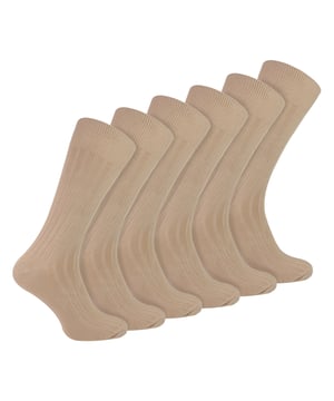 Herren Einfarbige Baumwoll-Rippstrumpfsocken: Verleihen Sie Ihrem täglichen Stil mit unseren Herren Einfarbigen Baumwoll-Rippstrumpfsocken einen Hauch von Eleganz – eine lebendige und komfortable Ergänzung Ihrer Sockenkollektion. Stolz präsentiert von Sock Snob, bringen diese Socken einen Farbtupfer und unvergleichliche Weichheit in Ihre Garderobe. Hergestellt aus besonders weicher Baumwolle, bieten diese Socken ganzjährig Komfort. Erleben Sie Wärme im Winter und Temperaturregulierung im Sommer dank der atmungsaktiven Eigenschaften der Baumwolle. Das gerippte Design am Bein erhöht sowohl den Komfort als auch den sicheren Halt und macht diese Socken zur ausgezeichneten Wahl für jeden Anlass. Tauchen Sie ein in unsere umfangreiche Auswahl von über 15 Farben, die sorgfältig für modebewusste Personen gefertigt wurden, die Vielfalt in ihrer Kleidung schätzen. Mit Optionen wie Schwarz, Marineblau, Königsblau, Rot, Gelb, Orange, Fuchsia und mehr können Sie Ihrem täglichen Outfit einen Farbtupfer hinzufügen. Diese Socken bestehen aus 84 % Baumwolle, 14 % Polyamid und 2 % Elasthan. Sie sind in 15 Farbvarianten erhältlich, darunter: Schwarz, Marineblau, Hellgrau, Braun, Beige, Anthrazit, Königsblau, Weiß, Burgunder, Fuchsia, Lila, Dunkelgrün, Rot, Gelb und Orange. Verfügbar in Herrengröße 6-11 UK sind sie auch maschinenwaschbar. Zusätzliche Produktdetails: Herrenfarbige Strumpfsocken 6 Paar Pack 15 Farbvarianten Ideal für alle Anlässe Baumwollreiche Fasern Weicher Grip-Bund Gerippte Beine Super komfortabel Einfach & praktisch