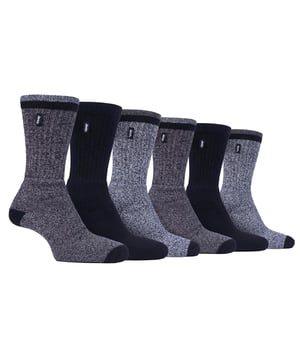 Pack de 6 calcetines de trabajo Jeep para hombre: Presentamos lo último para los largos días de pie: los calcetines para botas Jeep Workwear. Pensados para el uso diario, estos calcetines están diseñados para proporcionar un confort y una protección excepcionales, por lo que son ideales para botas de trabajo y calzado de seguridad. Fabricados con una mezcla de alto rendimiento de poliéster, algodón y elastano, estos calcetines ofrecen una combinación perfecta de suavidad y transpirabilidad. El acolchado completo de rizo asegura que sus pies permanezcan cómodos y protegidos de los golpes e impactos diarios, convirtiéndolos en un accesorio esencial para entornos de trabajo exigentes. Gracias a la cuidada inclusión de paneles transpirables y propiedades de evacuación de la humedad, tus pies se mantendrán secos y frescos incluso durante las tareas más agotadoras. . Los calcetines Jeep Workwear Boot Socks incorporan puños de canalé profundos, soporte para el tobillo y soportes para el arco del pie, garantizando un ajuste seguro que se mantiene en su sitio durante todo el día. . Decorados con la icónica marca Jeep, estos calcetines no sólo ofrecen un rendimiento excepcional, sino que también desprenden un estilo robusto y deportivo. Con un nivel de grosor que cae perfectamente en el rango medio, estos calcetines logran el equilibrio ideal entre protección y transpirabilidad. Detalles adicionales del producto: El compañero ideal para largas jornadas de trabajo. Confort y protección excepcionales para botas de trabajo. Mezcla de alto rendimiento para mayor suavidad y transpirabilidad. El acolchado de rizo protege de golpes e impactos. Los paneles transpirables mantienen los pies secos y frescos. Ajuste seguro con puños de canalé profundos y soportes para el arco. Estilo robusto con la icónica marca Jeep. Tres pares en cada paquete para llevarlos todo el día.
