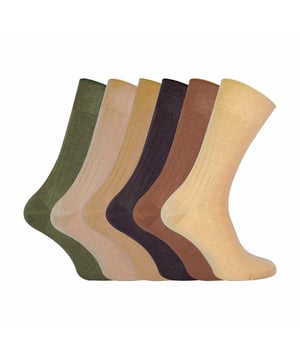 Pack de 6 Calcetines 100% Algodón Egipcio: El algodón egipcio es mundialmente famoso por ser posiblemente el algodón más suave que existe, así que ya sabes que estos calcetines 100% algodón egipcio van a ser súper suaves y súper cómodos. Estos calcetines de lujo se hacen con una mano vinculado costura del dedo del pie que significa más comodidad y casi ninguna irritación alrededor de sus dedos del pie. También incluyen una parte superior suave y delicada para que no sólo se mantengan en pie todo el día, sino que ya no tendrás que lidiar con esos desagradables anillos de constricción. Al estar hechos 100% de algodón egipcio de alta calidad, son muy suaves y cómodos, además de suaves con la piel, lo que reduce aún más la irritación. Además, al no tener bolitas, el material es más suave y, gracias a esta calidad, el calcetín durará mucho más que un calcetín de algodón normal. El algodón egipcio se cultiva a orillas del Nilo, donde la tierra es rica en nutrientes y el clima húmedo. Se procesa a mano, lo que ayuda a mantener las fibras lo más suaves y naturales posible. Estos calcetines están disponibles en negro y en 3 tallas: 6-8 UK, 9-12 UK, 12-14 UK. Son 100% Algodón Egipcio y lavables a máquina a 40. Detalles adicionales del producto: 6 Pares de Calcetines de Algodón 100% Algodón Egipcio Súper Suaves y Cómodos Costura de los Dedos de los Pies Unida a Mano Suave y Suave en la Parte Superior Larga Duración Mucho Más Suaves que el Algodón Normal No Producen Pliegues ni Irritación Disponibles en 3 Colores 3 Opciones de Tallas Lavables a Máquina