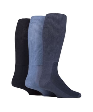 IOMI 3 Pack de calcetines de bambú hasta la rodilla para diabéticos: Estos magníficos y lujosamente suaves calcetines de mezcla de bambú ahora vienen en una versión extra larga hasta la rodilla para que puedas tener una suavidad y comodidad extra. Han sido confeccionados para sujetar las piernas sin elasticidad, y sin la tirantez que puede causar problemas a cualquier persona con problemas circulatorios. Los calcetines IOMI están especialmente diseñados para sujetar y ayudar a los pies. Estos calcetines ayudan a controlar los síntomas del edema, linfoedema, retención de líquidos y otras afecciones asociadas a los pies y tobillos hinchados, hasta calcetines protésicos especialmente diseñados para amputados por debajo de la rodilla, calcetines para diabéticos y calcetines de compresión energizantes. El bambú como fibra es lujosamente suave gracias a sus propiedades naturales y es muy superior al algodón. . También incluyen punteras unidas a mano para unas costuras suaves, por lo que tiene sentido elegir estos calcetines ligeros para diabéticos de IOMI para cuidar sus piernas todos los días. Estos calcetines están disponibles en Negro y están hechos de: 43% Viscosa de Bambú, 40% Algodón, 12% Poliéster, 3% Poliamida, 2% Elastano. Están disponibles en 4 tallas: 4-8, 6-8½, 9-11 & 12-14 UK y son lavables a máquina. Detalles adicionales del producto: Calcetines Diabéticos IOMI Footnurse de Bambú hasta la Rodilla No Atar Pierna Extra Ancha Costura Suave en la Punta Acolchado para el Pie Tacto Suave Disponibles en 4 Tallas Sanitized Actifresh Ideal para Piernas Grandes o Hinchadas HoneyComb Top Lavable a Máquina