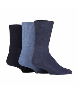 IOMI 3 Pack Calcetines Diabéticos de Bambú con Pie Acolchado: Los calcetines IOMI están especialmente diseñados para apoyar y ayudar a sus pies. Estos calcetines ayudan a controlar los síntomas de Edema, Linfoedema, Retención de Líquidos y otras condiciones asociadas con pies y tobillos hinchados, hasta calcetines protésicos especialmente diseñados para amputados por debajo de la rodilla, calcetines para diabéticos y calcetines de compresión energizantes. Estos magníficos calcetines de mezcla de bambú, lujosamente suaves, se han fabricado para sujetar las piernas sin elasticidad y sin la tirantez que puede causar problemas a cualquier persona con problemas circulatorios. La parte superior de nido de abeja, de forma y tejido especiales, se amolda cómodamente al contorno de las piernas sin ejercer presión y sin causar las dolorosas marcas que deja la constricción que puede crear la elasticidad normal. También incluyen punteras unidas a mano para unas costuras suaves, por lo que tiene sentido elegir estos ligeros calcetines para diabéticos de IOMI para cuidar sus piernas todos los días. El bambú como fibra es lujosamente suave gracias a sus propiedades naturales y es muy superior al algodón. Además, evacua la humedad del pie de forma natural. Detalles adicionales del producto: IOMI Footnurse Paquete de 3 Calcetines de Bambú para Diabéticos Pierna Extra Ancha Sin Costuras Costura Lisa en los Dedos 9 Opciones de Color Pie Acolchado Tacto Suave Disponibles en 4 Tallas Actifresh Higienizados Ideales para Piernas Grandes o Hinchadas Parte Superior con Panal Lavable a Máquina