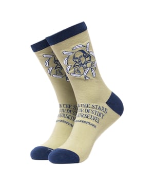Soctopus - 1 Par de Calcetines Shakespeare para Adultos: Los calcetines Soctopus son una idea de regalo divertida y creativa para la persona a la que le encanta reír. Por qué no considerar estos Calcetines Winston Churchill Adulto con grandes patrones por todas partes!. Estos calcetines creativos son una divertida y única idea de regalo para cualquiera que ame los calcetines novedosos o simplemente quiera probar algo diferente en sus pies. Incluso pueden ser un buen regalo de última hora para Navidad. Se ajustan cómodamente y están hechos de un material suave y transpirable que incluye un 70% de algodón peinado, lo que los hace aún más suaves que el algodón normal y perfectos para llevarlos durante todo el día. Están disponibles en 2 tallas para adultos: 4-8 UK, 9-12 UK y un color Crema con talón y puntera Azul Marino, así como un estampado de Shakespeare y una impactante cita en la parte delantera del calcetín que reza: "No está en las estrellas nuestro destino, sino en nosotros mismos". Nacido en Brighton, Soctopus celebra lo mejor de todo lo que es divertido, creativo y positivo en la vida. Estos calcetines son de 1 par por paquete y están hechos de: 70% Algodón Peinado, 28% Poliéster, 2% Elastano. Son lavables a máquina. Detalles adicionales del producto: Calcetines Soctopus para adultos con diseño de William Shakespeare 70% algodón peinado Una idea divertida y creativa para regalar Crema con talón y puntera azul marino Tacto suave y cómodo Material suave y transpirable 1 par por paquete 2 opciones de talla: 4-8 UK & 9-12 UK Lavables a máquina