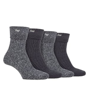 Jeep Damen 4er Pack Umschlag-Top Stiefelsocken: Präsentieren Sie die Jeep Super Soft Umschlag-Top Stiefelsocken, ein entzückendes Twin-Pack-Set, das für ultimativen Komfort und Gemütlichkeit entwickelt wurde. Hergestellt aus 97% Polyester und 3% Elastan, bieten diese knöchellangen Damensocken ein seidig-weiches Gefühl und sind außergewöhnlich atmungsaktiv. Die mittlere Dicke, die gerippten Beine und die standardmäßigen Zehnähte erhöhen ihren Reiz und machen sie zur idealen Ergänzung für knöchelhöhe Stiefel. Mit einer charmanten Jeep-Stickerei an den umgeschlagenen Bündchen kommen diese Socken in ergänzenden unifarbenen und melierten Farben. Ihr veredelt dekoratives Rippenmuster strahlt Eleganz und Stil aus. Trotz des dicken Stricks geben diese Socken Feuchtigkeit effizient ab und ermöglichen eine Luftzirkulation, sodass Ihre Füße den ganzen Tag über angenehm bleiben. Maschinenwaschbar bei 40°, bieten diese Jeep Super Soft Umschlag-Top Stiefelsocken unvergleichliche Weichheit und Wärme, was sie zu einem unverzichtbaren Ergänzung Ihrer Sockensammlung macht. Verwöhnen Sie Ihre Füße mit einem luxuriösen Erlebnis mit diesen verwöhnenden Socken. Zusätzliche Produktdetails: Hergestellt aus 97% Polyester, 3% Elastan - seidig-weiches Gefühl, sehr atmungsaktiv. Perfekte Passform für knöchelhöhe Stiefel, mittlere Dicke, gerippte Beine. Charmante Jeep-Stickerei, ergänzende unifarbene & melierte Farben. Elegantes Rippenmuster, feuchtigkeitsableitend & luftzirkulierendes Design. Maschinenwaschbar bei 40°, unvergleichliche Weichheit & Wärme. Luxuriöses Erlebnis für Ihre Füße, ein unverzichtbares Must-Have für Ihre Sammlung.