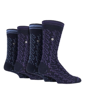 Pack de 4 calcetines Jeep Spirit de algodón para hombre: Presentamos los calcetines de algodón Jeep Spirit, confeccionados pensando en la comodidad y el estilo. Este pack de 4 pares incluye una mezcla de materiales de primera calidad: 50% poliéster, 41% algodón, 8% viscosa y 1% elastano, que garantizan un tacto suave y rico en algodón. El tejido de punto de peso medio es perfecto para la ropa informal, combinando a la perfección con vaqueros y calzado más grueso. Diseñados pensando en su comodidad, estos calcetines presentan costuras estándar en la puntera y los puños, que garantizan un ajuste seguro y comodidad durante todo el día. El diseño acanalado de las perneras y la parte superior añade un toque de sofisticación a tu atuendo, mientras que la suela lisa garantiza una agradable experiencia al caminar. Mantente fresco y cómodamente abrigado con el 85% de algodón naturalmente transpirable, que hace que estos calcetines sean ideales para llevar a diario. El nombre de la marca Jeep está bordado con gusto justo debajo de los puños elásticos, lo que significa calidad y estilo. Actualiza tu colección de calcetines con los calcetines de algodón Jeep Spirit, la combinación perfecta de funcionalidad y moda. Sumérgete en la comodidad y alcanza un nuevo nivel de satisfacción con los calcetines. Detalles adicionales del producto: Mezcla suave y rica en algodón (50% poliéster, 41% algodón) para un confort superior Versátil tejido de punto de peso medio, perfecto para un uso casual con vaqueros y calzado más pesado El paquete de 4 pares ofrece una gran relación calidad-precio Las costuras estándar de los dedos y los puños garantizan un ajuste seguro y cómodo Naturalmente transpirables (85% algodón) para mantener los pies frescos Patrón de canalé profundo y ancho en las piernas y la parte superior para un aspecto elegante Suela lisa para una mayor comodidad bajo los pies El nombre de la marca Jeep bordado muestra calidad y confianza.