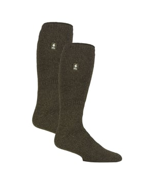 Calcetines de esquí Heat Holders extra largos hasta la rodilla: Experimenta una calidez y comodidad inigualables con los calcetines de esquí Heat Holders, ¡el compañero de invierno perfecto para tus actividades favoritas en climas fríos! Estos calcetines cuentan con una avanzada tecnología térmica y características innovadoras para proporcionar un aislamiento y una protección inigualables. Llevando el tejido de punto al siguiente nivel, los Heat Holders Loops se crean mediante una tecnología innovadora, produciendo un pelo acolchado en bucle extra largo. Esta característica única retiene más aire caliente, ¡aumentando la clasificación Tog a 2,3! Es decir, ¡más de 7 veces más caliente que un calcetín de algodón normal! Además, con nuestro método experto de cepillado, maximizamos la cantidad de aire caliente que se mantiene dentro de cada calcetín para un calor continuo y comodidad durante todo el día. Diseñados pensando en los esquiadores, estos calcetines ofrecen un rendimiento óptimo en pista. Los calcetines Heat Holders Ski destacan realmente por su forro polar único, un material sintético que imita las propiedades de la lana pero más ligero y de secado más rápido. Fabricados con un 91% de acrílico, un 5% de nailon, un 3% de poliéster y un 1% de elastano, estos calcetines crean una barrera suave y acogedora contra el frío. Las fibras de alta calidad utilizadas garantizan durabilidad y longevidad, prometiendo temporada tras temporada calidez y comodidad. Detalles esenciales del producto: - Tecnología térmica avanzada - Propiedades de evacuación de la humedad - Tecnología de retención del calor - Clasificación TOG de 2,34 - Amortiguación y sujeción adicionales - Ideales para diversas actividades invernales - Materiales duraderos de alta calidad