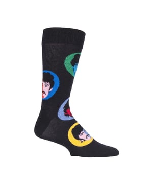 Calcetines Happy Socks Los Beatles: Happy Socks es una popular marca que ofrece calcetines de alta calidad que combinan diseños únicos y artesanía. Mikael Söderlindh y Viktor Tell tuvieron la visión de difundir la felicidad convirtiendo un elemento esencial cotidiano en una colorida pieza de diseño. En 2008, los calcetines eran sólo calcetines. Piezas textiles blancas, grises y negras que no se acercaban ni de lejos a la pieza de diseño creativa y de moda en la que podrían convertirse. Había nacido la herramienta más cómoda y colorida del mundo para difundir la felicidad. Este concepto cobra vida gracias al talentoso equipo de creativos de Happy Socks. Hoy, Happy Socks ha llegado a 90 países y a todos los continentes. Con Concept Stores en todo el mundo, desde Los Ángeles a Tokio, Happy Socks se puede encontrar en más de 10.000 boutiques de ropa de moda. Añade un toque de color y diversión con estos calcetines Beatles de diseño funky. Tanto si eres fan de los Fab Four como si quieres comprar productos Beatles para un ser querido, nuestra gama de calcetines Beatles tiene algo para todos los gustos. Los calcetines Yellow Submarine son llamativos por su color y su diseño a rayas. Vienen en un paquete de 1 par. Se pueden lavar a máquina a 40ºC. Están hechos de 86% algodón 12% poliamida 2% elastano. Detalles adicionales del producto: - Calcetines The Beatles de Happy Socks - Yellow Submarine - Revolver Socks - Abbey Road Crossing - Pack de 1 par - Lavables a máquina a 40 - 86% Algodón 12% Poliamida 2% Elastano
