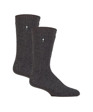 Calcetines térmicos originales Heat Holders para hombre: Mantén los pies calientes en los días más fríos y ponte este par de Heat Holders Original Thermal Sock. Lo último en calcetines térmicos. Los calcetines Heat Holders no sólo te mantendrán los pies calientes, sino que también te asegurarán que toda la pierna esté extremadamente caliente. Los calcetines Heat Holders te proporcionan una comodidad y un calor intensos. Nuestro hilo térmico especialmente desarrollado proporciona un aislamiento de alto rendimiento contra el frío con una capacidad superior de transpiración de la humedad. La innovadora tecnología de tricotado produce nuestro exclusivo pelo acolchado extra largo para retener más aire caliente, aumentando el índice TOG. Nuestro experto proceso de cepillado Heat Holders maximiza la cantidad de aire caliente retenido en el interior de cada calcetín para ofrecer una calidez total y comodidad durante todo el día. Con un índice de 2,34 tog, sus pies y piernas estarán 7 veces más calientes que con un calcetín de algodón normal, incluso en climas invernales extremadamente fríos. Estos calcetines no sólo son muy suaves y cálidos, sino que también resultan muy útiles si pasas mucho tiempo al aire libre. Estos calcetines de 2 pares están disponibles en las tallas 6-11 UK y 12-14 UK y están fabricados con un 91% de acrílico, un 5% de poliamida, un 3% de poliéster y un 1% de elastano. Están disponibles en 11 colores diferentes y se pueden lavar a máquina. Detalles adicionales del producto: Heat Holders Original Socks 2 Pair Multipack Hilo Especialmente Desarrollado Cepillado Térmico 2.34 Tog Rating Grueso y Caliente 7X Más Caliente que los Calcetines de Algodón Tallas para Hombre: 6-11 & 12-14 UK