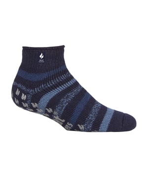 Calcetines tobilleros Heat Holders: La misma calidez y comodidad que el calcetín Heat Holders® Crew original, ¡pero con un largo de tobillo más corto! Incluyen pinzas antideslizantes en la parte inferior para proporcionar una mejor tracción en superficies interiores de madera o baldosas. Mantenga los pies calientes en los días más fríos y póngase este par de calcetines Heat Holders® para hombre, estilo zapatilla y hasta el tobillo, el calcetín térmico más cálido. Gruesos, gruesos y con un enorme índice de 2,34 tog, los Heat Holders® están fabricados con un hilo grueso especialmente desarrollado que posee cualidades térmicas extremas. Con un acolchado de pelo largo, estos calcetines térmicos ayudarán a mantener los pies totalmente cómodos y apoyados. El interior de cada calcetín se ha cepillado intensamente, lo que no sólo proporciona un tacto sensacionalmente suave, sino que también atrapa el aire caliente cerca de la piel, manteniendo los pies calientes durante más tiempo. Son de la talla 6-11 y están disponibles en 3 colores diferentes. Detalles adicionales del producto: - 1 par - Suela antideslizante - Largo hasta el tobillo - Extra cálidos - Hilo aislante avanzado - Interior cepillado suave - Acolchado de bucle largo - ¡Perfectos calcetines de salón! - Talla 6-11 uk - 3 colores