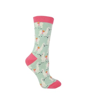 Miss Sparrow Bambusmuster Tier-Socken: Miss Sparrow legt großen Wert auf die Philosophie, Ihre Füße das ganze Jahr über fantastisch fühlen zu lassen. Ihre eleganten und stilvollen Produkte bringen Ihnen einzigartige, aufregende und modische Accessoires, die voller Individualität sind und Ihnen das Selbstvertrauen geben, Sie selbst zu sein. Wenn Sie nach großartigen Bambus-Socken mit sehr leuchtenden, funky und verrückten Farben suchen, sind diese Miss Sparrow Socken genau das Richtige für Sie! Mit vielen Mustern wie Punkten, Streifen, Zickzack und mehr! Sie werden sicher das perfekte Paar finden, um Ihre Füße aufzupeppen! Ihre Socken halten Ihre Zehen warm und zaubern Ihren Liebsten an besonderen Anlässen ein Lächeln ins Gesicht. Sie wären sogar ein wunderbares Geschenk für sich selbst oder einen geliebten Menschen. Diese Socken sind atmungsaktiv, hypoallergen, antibakteriell und super weich. Es gibt viele Muster zur Auswahl, darunter: Papageitaucher, Frösche, Pinguine und noch mehr! Diese Socken bestehen aus 54 % Bambus, 22 % Baumwolle, 16 % Polyester, 6 % Nylon und 2 % Elasthan. Sie sind in den Damengrößen 4-7 UK erhältlich. Maschinenwaschbar bis 40 Grad. Nicht chemisch reinigen. Nicht bügeln. Nicht bleichen. Zusätzliche Produktdetails: Damen Miss Sparrow Socken Neuheiten Bambussocken Ein tolles Geschenk Bambusreiche Fasern Funky Muster Super weich und atmungsaktiv Hypoallergen Antibakteriell Maschinenwaschbar bis 40 Grad.