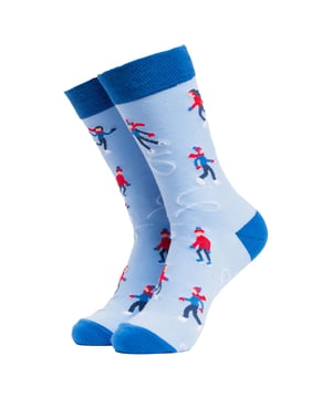 Soctopus - 1 Par de Calcetines Deportivos para Adultos: Los calcetines deportivos Soctopus son una idea de regalo divertida y creativa para la persona a la que le encanta reír. Por qué no considerar estos calcetines para adultos con diferentes diseños de Deportes y Actividades en ellos como un gran par para su colección de calcetines. Estos calcetines creativos son una idea de regalo única y divertida para cualquier persona a la que le gusten los calcetines novedosos o simplemente quiera probar algo diferente en sus pies. Incluso pueden ser un estupendo regalo de última hora para Navidad. Se ajustan cómodamente y están hechos de un material suave y transpirable que incluye un 70% de algodón peinado, lo que los hace aún más suaves que el algodón normal y perfectos para llevarlos durante todo el día. Están disponibles en 2 tallas para adultos: 4-8 Reino Unido, 9-12 Reino Unido y tienen más de 20 diferentes patrones deportivos disponibles que incluyen: Fútbol, Rugby, Dardos, Golf, Equitación, Ciclismo, BMX, Tenis, Ballet y muchos más. Todos con diseños alegres y divertidos. Nacida en Brighton, Soctopus celebra lo mejor de todo lo que es divertido, creativo y positivo en la vida. Estos calcetines son de 1 par por paquete y están hechos de: 70% algodón peinado, 28% poliéster, 2% elastano. Son lavables a máquina. Detalles adicionales del producto: Soctopus Calcetines Deportivos para Adultos 70% Algodón Peinado Una Idea de Regalo Divertida y Creativa 22 Diseños Disponibles Tacto Suave y Cómodo Material Suave y Transpirable 1 Par por Paquete 2 Opciones de Tallas: 4-8 UK & 9-12 UK Lavables a máquina
