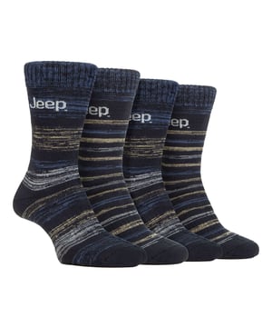 Pack de 4 calcetines térmicos a rayas Jeep para hombre: Olvídate del frío en los pies con un paquete (¡o más!) de estos calcetines térmicos a rayas Jeep. Diseñados para mantenerte caliente y cómodo, estos gruesos y cómodos calcetines térmicos para hombre son perfectos para todas tus actividades. Nuestros calcetines de bota tienen costuras en los dedos y puños estándar, por lo que son adecuados para el uso diario. Mejorados con un acolchado de rizo completo desde el puño hasta la puntera, proporcionan no sólo protección sino también aislamiento para esos momentos de frío. Confeccionados con la mezcla de poliéster de rendimiento térmico de Jeep, estos calcetines están diseñados para ayudarte a mantenerte caliente y cómodo durante los meses más fríos. El puño de canalé elástico de doble capa garantiza un ajuste perfecto, mientras que los soportes para el arco incorporados te proporcionan una sensación de mayor seguridad y estabilidad. Pero el calor no es su único atributo. Estos calcetines también son llamativos, ya que presentan rayas de hilo retorcido y marga de varios tonos, combinadas con llamativos logotipos de Jeep tejidos en el tejido. Gracias al poliéster de alto rendimiento, estos calcetines son suaves y transpirables. Este pack de 4 pares es justo lo que necesitas para combatir el frío y mantener tus pies calentitos, ya estés de excursión, trabajando o simplemente descansando en casa. Con su grosor regular y su rendimiento térmico inigualable, estos calcetines térmicos Jeep a rayas para botas son tu solución definitiva para mantener los pies calientes y acogedores, ¡sin importar la aventura! Estos calcetines Jeep están fabricados con un material de calidad compuesto por un 58% de acrílico 38% de poliéster 4% de elastano y están disponibles en 6 colores/estilos diferentes. También son lavables a máquina. Detalles adicionales del producto: Calcetines térmicos para botas Jeep Mezcla de poliéster de alto rendimiento Puño acanalado de doble capa Cálidos y cómodos Acolchados de rizo Soporte para el arco Ideal para el invierno Motivos de marga a rayas 6 estilos/colores disponibles Lavables a máquina