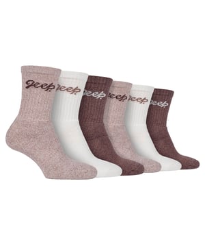 Pack de 6 calcetines de algodón Jeep para mujer: Presentamos nuestros calcetines Jeep Cushioned Foot Cotton Boot Socks - el compañero perfecto para las aventuras urbanas de trail con botas. Este pack de 6 pares está confeccionado con una mezcla suave y transpirable, compuesta por un 82% de algodón, un 15% de nailon, un 1% de poliéster y un 2% de elastano. Con costuras y puños estándar, estos calcetines ofrecen un ajuste cómodo. Diseñados para ofrecer el máximo confort y protección, los calcetines presentan un grosor medio y una pernera acanalada. El pie está totalmente acolchado con un denso rizo, que proporciona una excelente amortiguación, aislamiento y absorción de impactos desde los dedos hasta el talón. Despídete de los impactos y golpes cotidianos durante tus excursiones al aire libre. En elegantes tonos de colores lisos, marga e hilos de colores en bloque, estos calcetines de bota lucen los logotipos Jeep script entretejidos en las perneras para darles un toque moderno. Son lavables a máquina a 40°, lo que garantiza un fácil mantenimiento. Ideales para el tiempo libre, estos calcetines de bota Jeep para mujer son la combinación perfecta de estilo y funcionalidad. No pierdas la oportunidad de disfrutar de unos pies supersuaves y ricos en algodón. . Detalles del producto extra: Calcetines Jeep Cushioned Foot Cotton Boot - tu compañero de aventuras en los senderos urbanos. Mezcla suave y transpirable - 82% Algodón, 15% Nylon, 1% Poliéster, 2% Elastano. Máximo confort y protección con grosor medio y pierna acanalada. Pie totalmente acolchado con rizo denso para una excelente amortiguación. Tonos elegantes con modernos logotipos Jeep script tejidos en las perneras. Lavable a máquina a 40° para un fácil mantenimiento. Di adiós a los impactos y golpes durante las excursiones al aire libre. Disfruta de una comodidad supersuave y rica en algodón para tus pies.