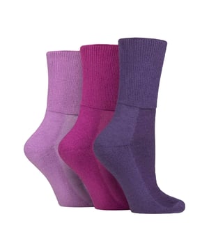 IOMI 3 Pack Calcetines Diabéticos de Bambú con Pie Acolchado: Los calcetines IOMI están especialmente diseñados para apoyar y ayudar a sus pies. Estos calcetines ayudan a controlar los síntomas de Edema, Linfoedema, Retención de Líquidos y otras condiciones asociadas con pies y tobillos hinchados, hasta calcetines protésicos especialmente diseñados para amputados por debajo de la rodilla, calcetines para diabéticos y calcetines de compresión energizantes. Estos magníficos calcetines de mezcla de bambú, lujosamente suaves, se han fabricado para sujetar las piernas sin elasticidad y sin la tirantez que puede causar problemas a cualquier persona con problemas circulatorios. La parte superior de nido de abeja, de forma y tejido especiales, se amolda cómodamente al contorno de las piernas sin ejercer presión y sin causar las dolorosas marcas que deja la constricción que puede crear la elasticidad normal. También incluyen punteras unidas a mano para unas costuras suaves, por lo que tiene sentido elegir estos ligeros calcetines para diabéticos de IOMI para cuidar sus piernas todos los días. El bambú como fibra es lujosamente suave gracias a sus propiedades naturales y es muy superior al algodón. Además, evacua la humedad del pie de forma natural. Detalles adicionales del producto: IOMI Footnurse Paquete de 3 Calcetines de Bambú para Diabéticos Pierna Extra Ancha Sin Costuras Costura Lisa en los Dedos 9 Opciones de Color Pie Acolchado Tacto Suave Disponibles en 4 Tallas Actifresh Higienizados Ideales para Piernas Grandes o Hinchadas Parte Superior con Panal Lavable a Máquina