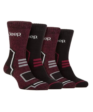 Pack de 4 calcetines térmicos a rayas Jeep para hombre: Olvídate del frío en los pies con un paquete (¡o más!) de estos calcetines térmicos a rayas Jeep. Diseñados para mantenerte caliente y cómodo, estos calcetines térmicos para hombre de 4 pares son perfectos para todas tus actividades. Nuestros calcetines de bota tienen costuras en los dedos y puños estándar, por lo que son adecuados para el uso diario. Mejorados con un acolchado de rizo completo desde el puño hasta la puntera, proporcionan no sólo protección sino también aislamiento para esos momentos de frío. Confeccionados con la mezcla de poliéster de rendimiento térmico de Jeep, estos calcetines están diseñados para ayudarte a mantenerte caliente y cómodo durante los meses más fríos. El puño de canalé elástico de doble capa garantiza un ajuste perfecto, mientras que los soportes para el arco incorporados te proporcionan una sensación de mayor seguridad y estabilidad. Pero el calor no es su único atributo. Estos calcetines también son llamativos, ya que presentan rayas de hilo retorcido y marga de varios tonos, combinadas con llamativos logotipos de Jeep tejidos en el tejido. Gracias al poliéster de alto rendimiento, estos calcetines son suaves y transpirables. Este pack de 4 pares es justo lo que necesitas para combatir el frío y mantener los pies calentitos, ya estés de excursión, trabajando o simplemente descansando en casa. Con su grosor regular y su rendimiento térmico inigualable, estos calcetines térmicos Jeep a rayas para botas son tu solución definitiva para mantener los pies calientes y acogedores, ¡sin importar la aventura! Estos calcetines Jeep están fabricados con un material de calidad compuesto por un 58% de acrílico 38% de poliéster 4% de elastano y están disponibles en 6 colores/estilos diferentes. También son lavables a máquina. Detalles adicionales del producto: Calcetines térmicos para botas Jeep Mezcla de poliéster de alto rendimiento Puño acanalado de doble capa Cálidos y cómodos Acolchados de rizo Soporte para el arco Ideal para el invierno Motivos de marga a rayas 6 estilos/colores disponibles Lavables a máquina