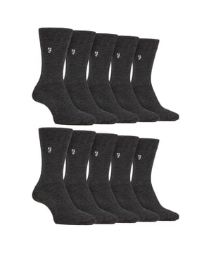 Farah - Paquete múltiple de 10 pares de calcetines de bambú brillante para hombre: Entra en un mundo de comodidad y estilo sin igual con los calcetines Farah Men's Bamboo Bright Socks. Mime sus pies con la lujosa suavidad del bambú y sienta cada paso como si caminara sobre las nubes. Este paquete de 10 calcetines para hombre está hecho de bambú, proporcionando un tacto suave y afelpado que eleva tu experiencia con los calcetines. Las propiedades únicas del bambú van más allá de la mera suavidad: estos calcetines regulan la temperatura de forma natural, garantizando calor en invierno y una sensación fresca y transpirable en verano. Si le preocupa la circulación, ¡no se preocupe! El diseño de agarre suave de estos calcetines contribuye a mejorar la circulación regular, favoreciendo el confort durante todo el día. Exprese su individualidad con los más de 12 diseños variados de rayas, colores vivos y lisos. . Disponibles en talla única de hombre 6-11 UK, estos calcetines están meticulosamente confeccionados en 69% Viscosa (de Bambú), 28% Poliéster, 2% Elastodieno y 1% Elastano para una mezcla de suavidad, durabilidad y flexibilidad. Se pueden lavar a máquina. Detalles adicionales del producto: Farah Men's Bamboo Socks 10 Pair Value Pack Super Soft Bamboo Moisture Wicking Striped & Coloured Patterns Hand-Linked Toe Seams Soft Gentle Grip Top Great For Circulation Over 12 Style Options Men's One Size: 6-11 UK Lavables a Máquina