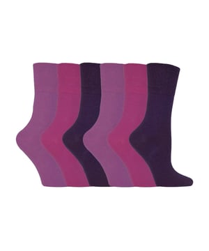 Calcetines para diabéticos IOMI Gentle Grip: Si padeces diabetes es importante llevar los calcetines adecuados. Por lo tanto, IOMI footnurse ha desarrollado una gama de calcetines diabéticos para mujer cuidadosamente fabricados utilizando la experiencia de los especialistas técnicos de IOMI. Los calcetines para diabéticos IOMI tienen cuatro características principales que hacen que los calcetines sean ideales para aquellos que sufren de diabetes. Características principales: 1. Parte superior HoneyComb - Se amolda cuidadosamente a los contornos naturales de la pierna. 2. Tejido liso de punto fino en la pierna y el pie que ayuda a evitar la constricción y los puntos de presión. 3. Algodón de tacto suave - Proporciona un confort natural con el fin de dejar los pies frescos y secos durante todo el día. 4. 4. Puntera unida a mano - Para unas costuras suaves y cómodas, esencial para facilitar la comodidad de los diabéticos y evita las agujetas. IOMI es un producto de SockShop y puede confiar en SockShop por su capacidad técnica y su atención al detalle en sus productos. Detalles adicionales del producto: * IOMI footnurse, Disponible en 7 colores, Pack de 6 pares, Lavable a máquina, Diseñado específicamente para diabéticos, Parte superior HoneyComb cuidadosamente confeccionada, Parte superior SockShop Gentle Grip gracias a la experiencia de SockShop, Sin costuras para evitar los anillos de restricción y los puntos de presión, Fabricado con algodón superpeinado, Tacto suave, La puntera esencial unida a la mano, 77% algodón 19% poliéster 3% nailon 1% elastán.