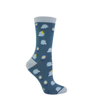 Miss Sparrow Bambus-Muster Tier-Socken: Miss Sparrow setzt auf die Philosophie, Ihre Füße das ganze Jahr über fabulös zu fühlen. Ob es sich um ihre schicke und stilvolle Produktpalette handelt, sie bieten Ihnen einzigartige, aufregende und modische Accessoires, die voller Individualität stecken und Ihnen das Selbstvertrauen geben, Sie selbst zu sein. Wenn Sie nach großartigen Bambus-Socken mit sehr leuchtenden, funky und verrückten Farben suchen, sind diese Miss Sparrow Socken genau das Richtige für Sie! Mit vielen Mustern wie Punkten, Streifen, Zickzack und mehr! Sie werden sicher das perfekte Paar finden, um Ihre Füße aufzupeppen! Ihre Socken halten Ihre Zehen warm und zaubern Ihren Liebsten an besonderen Anlässen ein Lächeln ins Gesicht. Sie wären sogar ein wunderbares Geschenk für Sie selbst oder einen geliebten Menschen. Diese Socken sind atmungsaktiv, hypoallergen, antibakteriell und super weich. Es gibt viele Muster zur Auswahl, darunter: Papageientauchern, Frösche, Pinguine und noch mehr! Diese Reihe von Socken besteht aus 54 % Bambus, 22 % Baumwolle, 16 % Polyester, 6 % Nylon und 2 % Elasthan. Sie sind in den Damengrößen 4-7 UK erhältlich. Maschinenwaschbar bei unter 40 Grad. Nicht chemisch reinigen. Nicht bügeln. Nicht bleichen. Weitere Produktdetails: Damen Miss Sparrow Socken Neuheit Bambus Socken Ein tolles Geschenk Bambusreiche Fasern Funky Muster Super weich und atmungsaktiv Hypoallergen Antibakteriell Maschinenwaschbar bei unter 40 Grad.