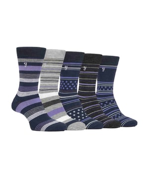Farah 5 Pack Calcetines Bambú Bright para Hombre: ¿Quién no quiere sentirse como si caminara sobre las nubes? Pues con estos calcetines Farah Bamboo, ¡ahora puedes! El paquete de 5 calcetines para hombre están hechos de bambú, lo que significa que se sienten suaves en los pies para que la experiencia de lujo. Los calcetines de bambú también ayudan a regular la temperatura, por lo que estos calcetines le ayudarán a sentirse caliente en invierno y fresco en verano. Si sus pies sufren de problemas de circulación, estos calcetines de agarre suave le ayudarán a mejorar la circulación regular. Estos calcetines están disponibles en diferentes diseños de rayas y colores lisos. Este paquete incluye 5 pares, ¡un par para cada día de la semana laboral! Están disponibles en las tallas 6-11 del Reino Unido y están fabricados con un 69% de viscosa de bambú, un 28% de poliéster, un 2% de elastodieno y un 1% de elastano. Lavables a mano. Detalles adicionales del producto: Calcetines de Bambú para Hombre Agarre Suave Patrones de Rayas y Colores Calcetines Brillantes Mejoran la Circulación Regular Costuras de los Dedos Hechas a Mano 5 Pares Material Bambú