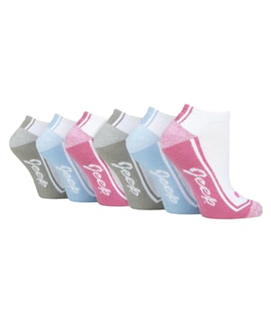 Jeep Damen 6er Pack Trainingssocken: Einführung der Jeep Performance Trainingssocken - die perfekte Kombination aus Stil und Funktionalität! Dieses 6-Paar-Pack von Damensocken ist für verschiedene Schuharten und Aktivitäten konzipiert und bietet eine komfortable und niedrig geschnittene Lösung. Hergestellt aus einem weichen und schützenden Performance-Polyester-Mix mit 95% Polyester und 5% Elasthan, bieten diese Socken eine plüschige Frottee-Schleife bis zur Hälfte des Fußes für zusätzlichen Komfort. Die standardmäßigen Zehen-Nähte und die niedrigen, schmalen Bündchen sorgen für eine elegante Passform. Integrierte atmungsaktive Einsätze in den oberen Teilen verbessern den Luftstrom, wodurch diese Socken noch atmungsaktiver werden. Der elastische Fußbogen sorgt dafür, dass sie sicher an Ort und Stelle bleiben, und verleiht dem Mittelfuß Stabilität und sanfte Unterstützung. Ob für Sport, Arbeit oder einfach für den täglichen Komfort - diese maschinenwaschbaren Socken sind für alles bereit. Wählen Sie aus einer Vielzahl von gemischten Farben, um Ihren Stil zu unterstreichen. Geben Sie sich nicht mit gewöhnlichen Socken zufrieden; heben Sie Ihr Sockenspiel mit den Jeep Performance Trainingssocken auf ein neues Level! Zusätzliche Produktdetails: Stilvolles und funktionales 6er Pack Damensocken. Weicher, schützender Performance-Polyester-Mix (95% Polyester, 5% Elasthan). Plüschige Frottee-Schleife bis zur Hälfte des Fußes für zusätzlichen Komfort. Standardmäßige Zehen-Nähte und niedrige, schmale Bündchen für eine elegante Passform. Atmungsaktive Einsätze für verbesserten Luftstrom. Elastische Fußbogenstützen für Stabilität und sanfte Unterstützung. Vielseitig einsetzbar für Sport, Arbeit oder alltäglichen Komfort. Heben Sie Ihr Sockenspiel mit den Jeep Performance Trainingssocken auf ein neues Level!