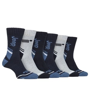 Jeep Herren 6er Pack Performance Baumwoll-Stiefelsocken: Wir präsentieren unser 6-Paar-Paket von Jeep Performance Poly-Baumwoll-Stiefelsocken für Herren. Hergestellt aus einer hochwertigen Mischung aus Polyester und Baumwolle, sind diese Socken eine perfekte Ergänzung für Ihre Garderobe, egal ob für die Arbeit oder die Freizeit. Entwickelt für Komfort und langlebig gebaut, verwandeln sie Ihre Alltagsstiefel in einen bequemen, stoßdämpfenden Rückzugsort für Ihre Füße. Sie verfügen zudem über atmungsaktive Einsätze im Schaft für eine verbesserte Luftzirkulation. Diese innovativen Einsätze stellen sicher, dass Ihre Füße auch nach einem langen Tag kühl und frisch bleiben. Mit ihrem stilvollen Markenlook sind diese Socken mit größter Sorgfalt gewebt. Die natürliche Weichheit der Baumwolle, kombiniert mit der hochwertigen und langlebigen Leistung des Polyesters, sorgt dafür, dass sie nicht nur weich, sondern auch langlebig sind. Robust und strapazierfähig sind diese Socken vom Schaft bis zur Zehe mit einem frottierten Muldenzertifikat ausgekleidet, das vollwertige Polsterung für Ihre Füße bietet. Ein herausragendes Merkmal ist das elastische Fußgewölbe-Stützbändchen, das sich im Mittelfußbereich befindet. Dies gibt den Socken nicht nur einen sicheren Halt am Fuß, sondern bietet auch einen sanften Auftrieb und Unterstützung für das Fußgewölbe, was den Komfort der Füße verbessert. Diese Jeep-Socken bestehen aus hochwertigen Materialien, die aus 60% Polyester, 38% Baumwolle, 1% Elastodien und 1% Elasthan bestehen und in 6 verschiedenen Farben/Stilen erhältlich sind. Sie sind auch maschinenwaschbar. Zusätzliche Produktdetails: Jeep Thermo-Stiefelsocken Performance Poly-Mischung Doppel-lagiger Rippenbund Warm und komfortabel Frottierte Polsterung Fußgewölbe-Stütze Ideal für den Winter Gestreifte Marl-Muster 6 Stile/Farben verfügbar Maschinenwaschbar.