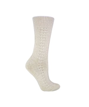 Calcetines de cama para mujer 100% lana: Los calcetines 100% de lana y totalmente funcionales son difíciles de encontrar. Estos calcetines de cama de lana 100% para mujer son tan cálidos y mimosos como parecen. La lana es conocida tradicionalmente por ser una de las mejores fibras aislantes que existen, ya que atrapa el aire caliente y lo mantiene cerca de la piel. Con una composición de material 100% lana, estos calcetines tienen la capacidad definitiva para mantener los pies calientes. La parte superior del calcetín también tiene un ajuste holgado que facilita la circulación sanguínea, ideal para relajarse en casa o en la cama, para una sensación menos constrictiva. Estos calcetines de mujer también tienen un diseño nórdico acanalado que sube por el calcetín desde la punta hasta el borde. Este par de calcetines de lana 100% para mujer están disponibles en color natural y son de la talla 4-7 UK 37-42 eur. Vienen en un paquete de 1 par y son lavables a máquina. Detalles adicionales del producto: - Paquete de 1 par - Talla 4-7 UK 37-42 - Calcetines de señora - 100% Lana - Perfectos para relajarse - Parte superior que no aprieta - Patrón de punto de estilo nórdico - Lavables a máquina