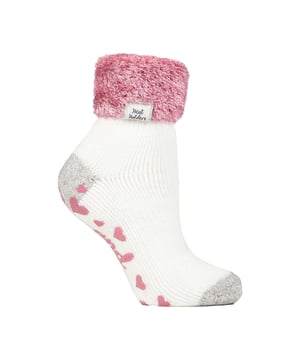 Calcetines Heat Holders Ladies Lounge: Relájate en casa con estos acogedores calcetines. Tanto si quieres estar calentita como cómoda en casa, estos calcetines de salón tienen un diseño bonito y elegante para que puedas combinarlos con cualquier conjunto informal. Todos los calcetines HEAT HOLDERS®, incluidos estos calcetines de salón, están creados con tecnología de punto PATENTADA en el Reino Unido. Este exclusivo proceso de fabricación, junto con el innovador hilo térmico de diseño japonés HEAT HOLDERS®, garantiza el máximo calor cerca de la piel, manteniendo los pies calientes durante más tiempo. Con una calificación TOG de 2,34, estos calcetines están diseñados para mantener los pies calientes y conservar el calor cerca de la piel. También evitan que tus pies se sientan húmedos gracias a su suave forro térmico interior cepillado. Con un acolchado de pelo largo, estos calcetines térmicos ayudarán a mantener los pies totalmente cómodos y apoyados. Estos calcetines son el regalo perfecto para cualquier mujer que tenga los pies fríos. El puño giratorio permite subir o bajar los calcetines para un ajuste más cómodo. Estos calcetines están disponibles en las tallas para mujer 4-8 UK. Detalles adicionales del producto: - Calcetines térmicos oficiales - Calcetines térmicos para mujer - Hilo térmico - Lazos térmicos - Cepillado térmico - Forro térmico grueso - 2.34 tog - Puños antideslizantes - Bajo tobillo - Tallas 4-8 UK