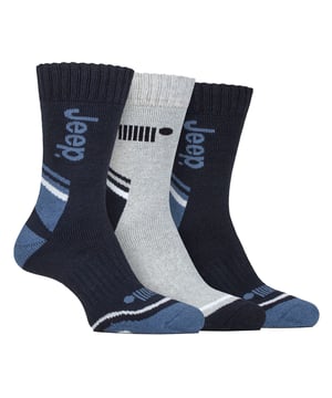Jeep Herren 3er-Pack Performance Baumwollstulpen-Socken: Wir präsentieren unser 3er-Pack Jeep Performance Poly-Baumwollstulpen-Socken für Männer. Hergestellt hauptsächlich aus einer hochwertigen Mischung aus Polyester und Baumwolle, sind diese Socken eine perfekte Ergänzung für Ihre Garderobe, egal ob für die Arbeit oder die Freizeit. Sie wurden für Komfort entwickelt und sind langlebig gebaut, sodass sie Ihre Alltagsstiefel in ein gemütliches, stoßdämpfendes Paradies für Ihre Füße verwandeln. Sie verfügen außerdem über atmungsaktive Einsätze im oberen Bereich, um die Luftzirkulation zu verbessern. Diese innovativen Einsätze sorgen dafür, dass Ihre Füße auch nach einem langen Tag kühl und frisch bleiben. Mit ihrem stilvollen Markenlook sind diese Socken mit größter Sorgfalt gewebt. Die natürliche Weichheit der Baumwolle, kombiniert mit der hochwertigen und langlebigen Performance des Polyesters, sorgt dafür, dass sie nicht nur weich, sondern auch langlebig sind. Widerstandsfähig und robust, sind diese Socken vom Bündchen bis zur Zehe mit einem Terry-Schlingenfrottee gefüttert, der vollständige Dämpfung für Ihre Füße bietet. Ein herausragendes Merkmal ist der elastische Fußgewölbeband, das sich in der Mitte des Fußes befindet. Dies gibt den Socken nicht nur einen sicheren Halt, sondern bietet auch eine sanfte Anhebung und Unterstützung des Fußgewölbes, was den Fußkomfort verbessert. Diese Jeep-Socken bestehen aus einem hochwertigen Material mit 60 % Polyester, 38 % Baumwolle, 1 % Elastodien und 1 % Elastan und sind in 6 verschiedenen Farben/Stilen erhältlich. Sie sind auch maschinenwaschbar. Zusätzliche Produktdetails: Jeep Thermostulpen-Socken Performance Poly-Mix, doppelwandig, gerippt, warm und bequem, Terry-Schlingenpolsterung, Fußgewölbeunterstützung, ideal für den Winter, gestreifte Melange-Muster, 6 Stile/Farben erhältlich, maschinenwaschbar.