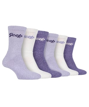 Jeep Damen 6er-Pack Baumwoll-Stiefelsocken: Wir präsentieren unsere Jeep gepolsterten Baumwoll-Stiefelsocken - der perfekte Begleiter für urbane Abenteuer auf Trails in Stiefeln. Dieses 6er-Pack besteht aus einer weichen und atmungsaktiven Mischung aus 82 % Baumwolle, 15 % Nylon, 1 % Polyester und 2 % Elasthan. Mit Standard-Zehenähten und -Bündchen bieten diese Socken eine bequeme Passform. Entwickelt für maximalen Komfort und Schutz verfügen die Socken über eine mittlere Dicke und ein geripptes Bein. Die Fußsohle ist vollständig mit einem dichten Frottee-Loop versehen, der hervorragende Polsterung, Isolierung und Stoßdämpfung vom Zeh bis zur Ferse bietet. Verabschieden Sie sich von alltäglichen Einwirkungen und Stößen während Ihrer Outdoor-Touren. In stilvollen Farbtönen in einfarbig, meliert und aus Blockfarben, zeigen diese Stiefelsocken eingewebte Jeep-Logos an den Beinen für einen trendigen Akzent. Sie sind maschinenwaschbar bei 40°, was eine einfache Pflege gewährleistet. Ideal für Freizeitkleidung, sind diese Jeep-Stiefelsocken für Damen die perfekte Mischung aus Stil und Funktionalität. Verpassen Sie nicht die Gelegenheit, superweiche, baumwollreiche Wohltat für Ihre Füße zu erleben! Zusätzliche Produktdetails: Jeep gepolsterte Baumwoll-Stiefelsocken - Ihr Begleiter für urbane Abenteuer. Weiche und atmungsaktive Mischung - 82 % Baumwolle, 15 % Nylon, 1 % Polyester, 2 % Elasthan. Maximaler Komfort und Schutz mit mittlerer Dicke und geripptem Bein. Vollständig gepolsterter Fuß mit dichten Frottee-Schlingen für hervorragende Dämpfung. Stilvolle Farbtöne mit trendigen Jeep-Logos an den Beinen eingewebt. Maschinenwaschbar bei 40° für einfache Pflege. Verabschieden Sie sich von Einwirkungen und Stößen während Ihrer Outdoor-Ausflüge. Erleben Sie superweiche, baumwollreiche Wohltat für Ihre Füße!