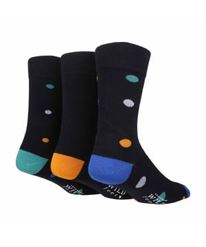 Pack de 3 calcetines estampados Wildfeet para hombre: Wild Feet son una gran opción si usted está después de la calidad, grandes colores, así como algunos patrones funky / diseños para los pies. Si buscas unos calcetines de vestir más suaves, estos son ideales para ti. ¡Estos calcetines están hechos de una rica viscosa de material de bambú que los hace muy transpirable, naturalmente que absorbe la humedad y algunos de los calcetines más suaves que jamás usarás! Hay 3 diseños para elegir: cuadrados, rayas y lunares, todos con un montón de opciones de color. Estos calcetines son ideales para el día a día o para la jornada laboral. Incluso podrían ser un gran regalo para alguien que usted sabe que necesita una actualización en su cajón de calcetines con la increíble comodidad que proporcionan. Wild Feet es una gama de calcetines con diseños chulos, colores atrevidos y eslóganes extravagantes, desde carlinos y pingüinos hasta leones y llamas. - Elige entre una amplia gama de estilos para hombre y mujer, desde calcetines de vestir a calcetines deportivos. Incluso hay algunos estilos deportivos disponibles. Se presentan en una talla única para hombre, de la 6 a la 11 del Reino Unido, están fabricados con un 70% de viscosa y bambú, un 28% de poliéster y un 2% de elastano, y se presentan en 10 estilos diferentes. Se pueden lavar a máquina. Detalles adicionales del producto: Paquete de 3 calcetines jacquards para hombre Fibra de bambú viscosa 14 diseños Súper suaves y cómodos Un gran regalo Ideal para el día a día Con la marca Wildfeet Talla única 6-11 UK Lavables a máquina