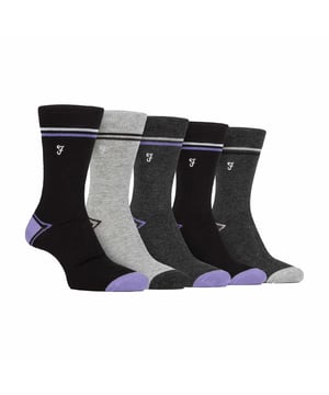 Farah 5 Pack Calcetines Bambú Bright para Hombre: ¿Quién no quiere sentirse como si caminara sobre las nubes? Pues con estos calcetines Farah Bamboo, ¡ahora puedes! El paquete de 5 calcetines para hombre están hechos de bambú, lo que significa que se sienten suaves en los pies para que la experiencia de lujo. Los calcetines de bambú también ayudan a regular la temperatura, por lo que estos calcetines le ayudarán a sentirse caliente en invierno y fresco en verano. Si sus pies sufren de problemas de circulación, estos calcetines de agarre suave le ayudarán a mejorar la circulación regular. Estos calcetines están disponibles en diferentes diseños de rayas y colores lisos. Este paquete incluye 5 pares, ¡un par para cada día de la semana laboral! Están disponibles en las tallas 6-11 del Reino Unido y están fabricados con un 69% de viscosa de bambú, un 28% de poliéster, un 2% de elastodieno y un 1% de elastano. Lavables a mano. Detalles adicionales del producto: Calcetines de Bambú para Hombre Agarre Suave Patrones de Rayas y Colores Calcetines Brillantes Mejoran la Circulación Regular Costuras de los Dedos Hechas a Mano 5 Pares Material Bambú