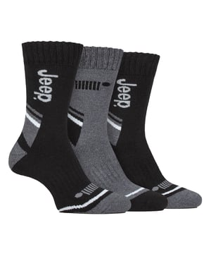 Jeep Herren 3er Pack Performance Baumwoll-Stiefelsocken: Wir präsentieren unser 3er Pack Jeep Performance Poly-Baumwoll-Stiefelsocken für Herren. Diese Socken bestehen hauptsächlich aus einer hochwertigen Mischung aus Polyester und Baumwolle und sind eine perfekte Ergänzung für Ihre Garderobe, egal ob für Arbeit oder Freizeit. Sie sind auf Komfort ausgelegt und langlebig gebaut, verwandeln Ihre Alltagsstiefel in eine komfortable, stoßdämpfende Oase für Ihre Füße. Sie verfügen außerdem über atmungsaktive Einsätze im Obermaterial für eine verbesserte Luftzirkulation. Diese innovativen Einsätze sorgen dafür, dass Ihre Füße kühl und frisch bleiben, selbst nach einem langen Tag. Mit ihrem stilvollen Markenlook sind diese Socken mit größter Sorgfalt gewebt. Die natürliche Weichheit der Baumwolle, kombiniert mit der hochwertigen und langlebigen Leistung des Polyesters, gewährleistet, dass sie nicht nur weich, sondern auch strapazierfähig sind. Robust und widerstandsfähig sind diese Socken vom Bündchen bis zur Zehe mit einem Frottee-Schlingenpolster versehen, das vollständige Dämpfung für Ihre Füße bietet. Ein herausragendes Merkmal ist das elastische Fußgewölbe-Stützbündchen, das sich im Mittelfußbereich befindet. Dies sorgt nicht nur für einen sicheren Halt der Socken am Fuß, sondern bietet auch eine sanfte Hebung und Unterstützung des Fußgewölbes, was den Komfort für die Füße verbessert. Diese Jeep Socken sind aus hochwertigem Material gefertigt, das aus 60% Polyester, 38% Baumwolle, 1% Elastodien und 1% Elasthan besteht, und sind in 6 verschiedenen Farben/Stilen erhältlich. Sie sind auch maschinenwaschbar. Zusätzliche Produktdetails: Jeep Thermo-Stiefelsocken Performance Poly-Mischung Doppel-Layer Gerippter Bund Warm & Bequem Frottee-Schlingenpolsterung Fußgewölbe-Unterstützung Ideal für den Winter Gestreifte Marl-Designs 6 Stile/Farben verfügbar Maschinenwaschbar.
