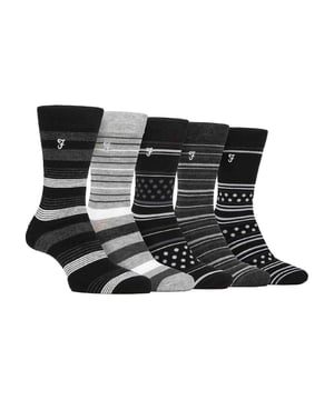 Farah 5 Pack Calcetines Bambú Bright para Hombre: ¿Quién no quiere sentirse como si caminara sobre las nubes? Bueno, con estos calcetines Farah Bamboo, ¡ahora puedes! El paquete de 5 calcetines para hombre están hechos de bambú, lo que significa que se sienten suaves en los pies para que la experiencia de lujo. Los calcetines de bambú también ayudan a regular la temperatura, por lo que estos calcetines le ayudarán a sentirse caliente en invierno y fresco en verano. Si sus pies sufren de problemas de circulación, estos calcetines de agarre suave le ayudarán a mejorar la circulación regular. Estos calcetines están disponibles en diferentes diseños de rayas y colores lisos. Este paquete incluye 5 pares, ¡un par para cada día de la semana laboral! Están disponibles en las tallas 6-11 del Reino Unido y están fabricados con un 69% de viscosa de bambú, un 28% de poliéster, un 2% de elastodieno y un 1% de elastano. Lavables a mano. Detalles adicionales del producto: Calcetines de Bambú para Hombre Agarre Suave Patrones de Rayas y Colores Calcetines Brillantes Mejoran la Circulación Regular Costuras de los Dedos Hechas a Mano 5 Pares Material Bambú