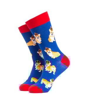 Soctopus - 1 Par de Calcetines para Perro: Los calcetines Soctopus son una idea de regalo divertida y creativa para la persona a la que le encanta reír. Por qué no considerar estos calcetines para adultos con diferentes razas de perros en ellos como un gran par para su colección de calcetines. Estos calcetines creativos son una idea de regalo única y divertida para cualquier persona a la que le gusten los calcetines originales o simplemente quiera probar algo diferente en sus pies. Incluso pueden ser un buen regalo de última hora para Navidad. Se ajustan cómodamente y están hechos de un material suave y transpirable que incluye un 70% de algodón peinado, lo que los hace aún más suaves que el algodón normal y perfectos para llevarlos durante todo el día. Están disponibles en 2 tallas para adultos: 4-8 Reino Unido, 9-12 Reino Unido y tienen más de 12 patrones Doggy diferentes, incluyendo: Dogtor, Party Pups, Cocker Spaniel, Pug Shots, Sausage Dogs y muchos más. Todos con diseños alegres y divertidos. Nacido en Brighton, Soctopus celebra lo mejor de todo lo que es divertido, creativo y positivo en la vida. Estos calcetines son de 1 par por paquete y están hechos de: 70% algodón peinado, 28% poliéster, 2% elastano. Son lavables a máquina. Detalles adicionales del producto: Calcetines Soctopus para adultos con diseños de perros 70% algodón peinado Una idea de regalo divertida y creativa 14 diseños disponibles Tacto suave y cómodo Material suave y transpirable 1 par por paquete 2 opciones de tallas: 4-8 UK & 9-12 UK Lavables a máquina