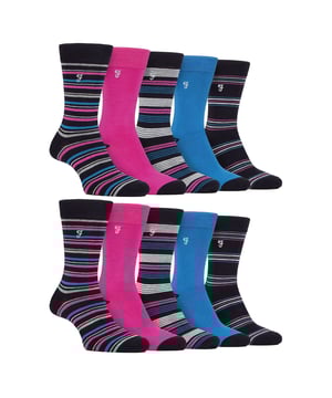 Farah - Paquete múltiple de 10 pares de calcetines de bambú brillante para hombre: Entra en un mundo de comodidad y estilo sin igual con los calcetines Farah Men's Bamboo Bright Socks. Mime sus pies con la lujosa suavidad del bambú y sienta cada paso como si caminara sobre las nubes. Este paquete de 10 calcetines para hombre está hecho de bambú, proporcionando un tacto suave y afelpado que eleva tu experiencia con los calcetines. Las propiedades únicas del bambú van más allá de la mera suavidad: estos calcetines regulan la temperatura de forma natural, garantizando calor en invierno y una sensación fresca y transpirable en verano. Si le preocupa la circulación, ¡no se preocupe! El diseño de agarre suave de estos calcetines contribuye a mejorar la circulación regular, favoreciendo el confort durante todo el día. Exprese su individualidad con los más de 12 diseños variados de rayas, colores vivos y lisos. . Disponibles en talla única de hombre 6-11 UK, estos calcetines están meticulosamente confeccionados en 69% Viscosa (de Bambú), 28% Poliéster, 2% Elastodieno y 1% Elastano para una mezcla de suavidad, durabilidad y flexibilidad. Se pueden lavar a máquina. Detalles adicionales del producto: Farah Men's Bamboo Socks 10 Pair Value Pack Super Soft Bamboo Moisture Wicking Striped & Coloured Patterns Hand-Linked Toe Seams Soft Gentle Grip Top Great For Circulation Over 12 Style Options Men's One Size: 6-11 UK Lavables a Máquina