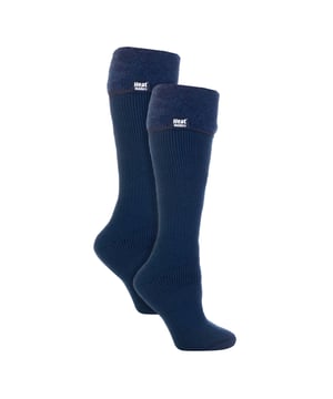 Calcetines para botas de agua Heat Holders Ladies 2 Pack: Te presentamos la solución para tus aventuras invernales al aire libre: ¡los calcetines para botas de agua Heat Holders! Estos calcetines ofrecen la misma calidez superior que nuestro calcetín Heat Holders original, pero con una longitud de pierna extra larga y soporte elástico para el pie y el tobillo, lo que los convierte en la elección perfecta para cualquiera que adore pasar tiempo al aire libre durante los fríos meses de invierno. Ya estés trabajando en la granja, haciendo senderismo en la montaña o simplemente dando un paseo por el parque, estos calcetines mantendrán tus pies acogedores y cómodos durante todo el día. Nuestro innovador hilo está diseñado para proporcionar un aislamiento de alto rendimiento incluso contra las temperaturas más frías, asegurando que te mantengas caliente y cómodo sin importar lo que el clima te depare. . Nuestro proceso de cepillado, realizado por nuestros expertos, ha sido diseñado para aumentar la calidez y el confort de cada calcetín. . Estos calcetines de agua están fabricados con un 91% de acrílico, un 5% de poliamida, un 3% de poliéster y un 1% de elastano, y están disponibles en 6 fantásticos colores: Negro, rojo, rosa mora, morado, fucsia e índigo. Vienen en un pack de 2 pares y son lavables a máquina. Detalles adicionales del productoCalcetines para agua caliente Wellington Pack de 2 pares Extra Largos Talón y Puntera Reforzados Fabricados para el Exterior Interior Suave y Cepillado 2.3 TOG Calor Superior