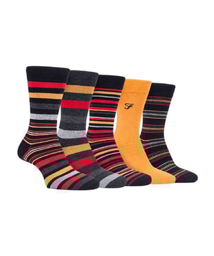 Farah 5 Pack Calcetines Bambú Bright para Hombre: ¿Quién no quiere sentirse como si caminara sobre las nubes? Pues con estos calcetines Farah Bamboo, ¡ahora puedes! El paquete de 5 calcetines para hombre están hechos de bambú, lo que significa que se sienten suaves en los pies para que la experiencia de lujo. Los calcetines de bambú también ayudan a regular la temperatura, por lo que estos calcetines le ayudarán a sentirse caliente en invierno y fresco en verano. Si sus pies sufren de problemas de circulación, estos calcetines de agarre suave le ayudarán a mejorar la circulación regular. Estos calcetines están disponibles en diferentes diseños de rayas y colores lisos. Este paquete incluye 5 pares, ¡un par para cada día de la semana laboral! Están disponibles en las tallas 6-11 del Reino Unido y están fabricados con un 69% de viscosa de bambú, un 28% de poliéster, un 2% de elastodieno y un 1% de elastano. Lavables a mano. Detalles adicionales del producto: Calcetines de Bambú para Hombre Agarre Suave Patrones de Rayas y Colores Calcetines Brillantes Mejoran la Circulación Regular Costuras de los Dedos Hechas a Mano 5 Pares Material Bambú