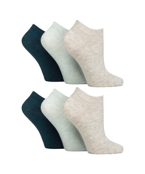 IOMI - Pack de 6 calcetines para diabéticos: Descubra la solución ideal para el cuidado del pie diabético con los calcetines para diabéticos especialmente diseñados para mujeres de IOMI Footnurse. Diseñados por expertos técnicos, estos calcetines IOMI Diabetic Trainer ofrecen un enfoque adaptado a la salud del pie diabético con un corte bajo, ideal para los meses de primavera y verano. Estos magníficos calcetines, lujosamente suaves y ricos en algodón, se han confeccionado para sujetar los tobillos sin elasticidad y sin la tirantez que puede causar problemas a cualquier persona con problemas circulatorios. Diseñados para adaptarse perfectamente a los contornos del tobillo, los remates de nido de abeja de forma y tejido especiales eliminan los incómodos anillos de constricción, cruciales para las personas diabéticas. También incluyen dedos de los pies unidos a mano para costuras suaves, esencial para facilitar la comodidad para los diabéticos y prevenir la acidez, por lo que tiene sentido elegir estos calcetines ligeros IOMI entrenador diabético para cuidar de sus piernas todos los días. Estos calcetines vienen en paquetes de 6 pares y están disponibles en 8 opciones diferentes. Están hechos de: 77% Algodón, 15% Poliéster, 1% Elastano. Vienen en talla única de mujer 4-8 UK y son lavables a máquina. Detalles adicionales del producto: IOMI Footnurse 6 Pack Calcetines para Diabéticos NON ELASTIC Ankle Top Smooth Toe Seam HoneyComb Top Hand Linked Toe Seam Soft Touch Cotton Designed For Diabetes Ideal for Large or Swollen Legs Ladies One Size: 4-8 UK