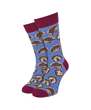 Soctopus - 1 Par de Calcetines de Animales para Adultos: Los calcetines Soctopus son una idea de regalo divertida y creativa para la persona a la que le encanta reír. ¿Por qué no considerar estos calcetines para adultos con diferentes diseños de animales en ellos como un gran par para su colección de calcetines. Estos calcetines creativos son una idea de regalo única y divertida para cualquiera que adore los calcetines novedosos o simplemente quiera probar algo diferente en sus pies. Incluso pueden ser un buen regalo de última hora para Navidad. Se ajustan cómodamente y están hechos de un material suave y transpirable que incluye un 70% de algodón peinado, lo que los hace aún más suaves que el algodón normal y perfectos para llevarlos durante todo el día. Están disponibles en 2 tallas para adultos: 4-8 Reino Unido, 9-12 Reino Unido y tienen más de 20 diseños de animales diferentes disponibles que incluyen: Hámsters, Mamuts, Ovejas, Gatos, Cerdos, Orangutanes, Jirafas, Conejos y muchos más. Todos con diseños alegres y divertidos. Nacida en Brighton, Soctopus celebra lo mejor de todo lo que es divertido, creativo y positivo en la vida. Estos calcetines son de 1 par por paquete y están hechos de: 70% algodón peinado, 28% poliéster, 2% elastano. Son lavables a máquina. Detalles adicionales del producto: Soctopus Calcetines para Adultos con Diseños de Animales 70% Algodón Peinado Una Idea de Regalo Divertida y Creativa 23 Diseños Disponibles Tacto Suave y Cómodo Material Suave y Transpirable 1 Par por Paquete 2 Opciones de Tallas: 4-8 UK & 9-12 UK Lavables a máquina