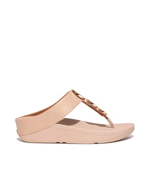 Met metallic versieringen zijn de FitFlop Halo teensandalen voor dames perfect om een extra zomerse touch aan elke look te geven. Het bovenwerk van zacht leer in een stijlvol silhouet is ideaal voor elke dag. De Microwobbleboard™ tussenzolen helpen schokken te absorberen en de druk onder de voeten te verminderen.