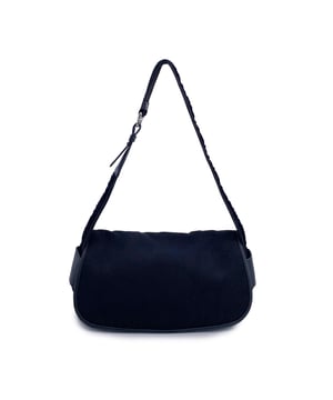 VINTAGE, NEUPREIS WIE NEU  
Yves Saint Laurent Schultertasche aus schwarzem Canvas und Leder. Die Tasche verfügt über ein jacquard YSL-Logo auf dem Klappdeckel, einen flachen Trageriemen, einen oberen Klappdeckel mit Magnetverschluss und ein seitliches Innenfach mit Reißverschluss. 'YVES SAINT LAURENT - Rive Gauche' Etikett innen (mit 'Made in Italy' und Seriennummer auf der Rückseite geprägt).  
Zustandsbewertung: B - SEHR GUTER ZUSTAND  
Zustandsdetails: Leicht gebraucht. Einige normale Gebrauchsspuren am Lederbesatz (leichte Kratzer). Bitte prüfen Sie die Fotos sorgfältig und fragen Sie, wenn Sie mehr Details wissen müssen oder Zweifel haben.  
Maße (cm): Tiefe: 11,4 Höhe: 15,2 Länge: 27,9  
Weitere Details: Staubbeutel? Nein Schlüssel? Nein Box? Nein  
Maße: Breite: 114 mm Länge: 279 mm Höhe: 152 mm