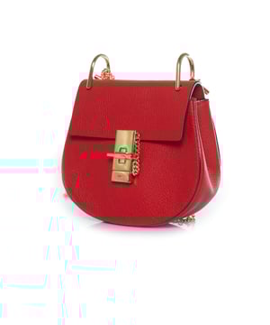 VINTAGE, RRP AS NEW
Chloe, drew bag in red leather. The item is in very good condition. 
 CONDITION: very good condition

SIZE: small

MEASUREMENTS: height 17 cm, width 19 cm, depth cm, height handle 6 cm, length strap 106 cm

MATERIAL: grained leather

CARE: specialist leather treatment

COLOR: red Measurments:  width: 190 mm height: 170 mm strap length: 1060 mm