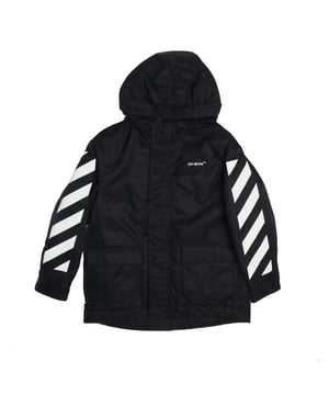 Juniors Off White Helvetica Nylon Parkajas in zwart-wit.- Hals met capuchon.- Centrale ritssluiting met drukknopen.- Twee klepzakken voor.- Overal effen met de iconische geprinte arm details en pijl logo op de rug.- 100% Polyamide.- Ref: OBEC0010021001