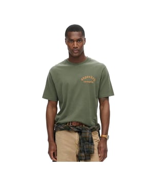T-Shirt Superdry Tattoo Graphic Herren Kaki Baumwolle. Authentisches Kleidungsstück der Marke Superdry - Streetwear/Sportswear-Design von Superdry - Superdry für Herren Mode, perfekt für den Alltag - T-Shirt Superdry in Kaki passt perfekt zu den restlichen Teilen Ihrer Garderobe - bequeme Baumwollqualität - klassisch - Tattoo Graphic -