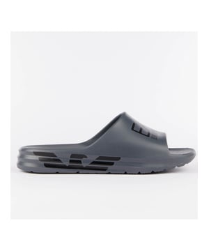 Claquette EA7 Logo Print Herren Schwarz Synthétique. Authentischer Schuh der Marke EA7 - Streetwear/Sportswear-Design von EA7 - EA7 für Herren, perfekt für den Alltag - Die schwarze EA7-Claquette passt perfekt zu Ihrer Garderobe - Bequeme synthetische Materialien - Klassische Schnalle - Logo-Print - Synthetisch.