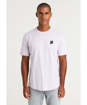 Das Brody ist ein T-Shirt mit normaler Passform, abgerundetem Saum, peached Stoff und unseren charakteristischen CHASIN'-Details.