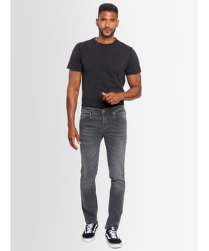 A. Salvarini Herren Jeans Hose Regular Slim Fit Stretch – Designer Denim

Diese hochwertige Herren Jeans von A. Salvarini überzeugt mit ihrer perfekten Passform und exzellentem Tragekomfort. Dank des 2% Elasthan-Anteils bietet sie optimale Bewegungsfreiheit und sitzt angenehm auf der Haut. Ein zeitloser 5-Pocket-Style macht diese Jeans zum idealen Begleiter für jede Gelegenheit.

Details:
✔ Modell: Salvarini Basic Jeans
✔ Marke: A. Salvarini
✔ Farbe: Auswahl oben möglich
✔ Größe: Auswahl oben möglich
✔ Passform: Regular Slim Fit
✔ Material: 98% Baumwolle, 2% Elasthan
✔ Design: 5-Pocket-Style, moderne Passform
✔ Taschen: Zwei Vordertaschen, zwei Gesäßtaschen
✔ Verschluss: Knopfleiste
✔ Komfort: Hoher Tragekomfort durch Stretch-Anteil